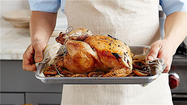 Why is there a lot of water when roasting chicken? Reasons, photos and videos