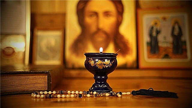 Zakaj se pravoslavni kristjani krstijo od desne proti levi, katoličani pa z leve proti desni?