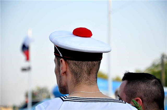 Why do French sailors have a visor with a pompom?