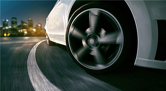 Por que às vezes parece que as rodas de um carro de avanço rápido giram para trás?