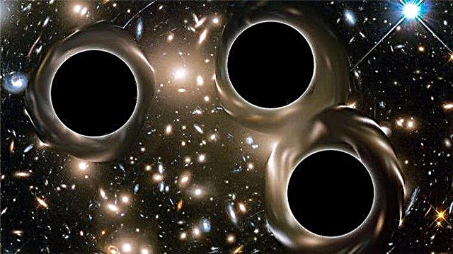 Astrônomos descobriram sistemas de três enormes buracos negros