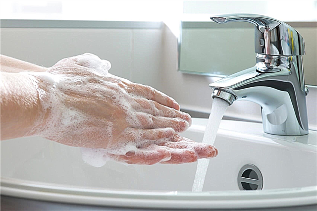 Varför tvättas tvål lättare med varmt vatten?