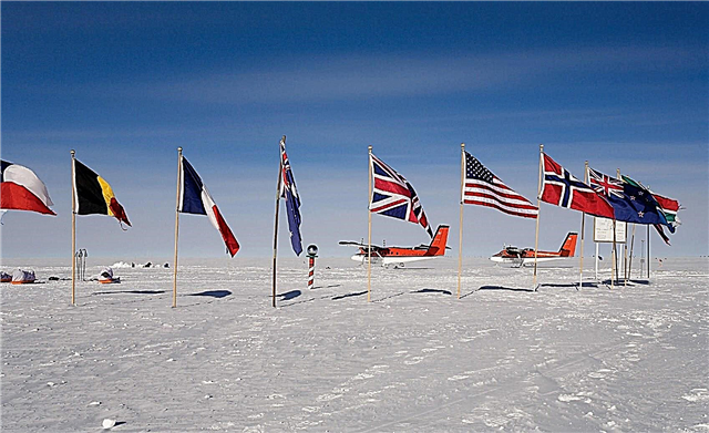 How many flags are there at the North Pole?
