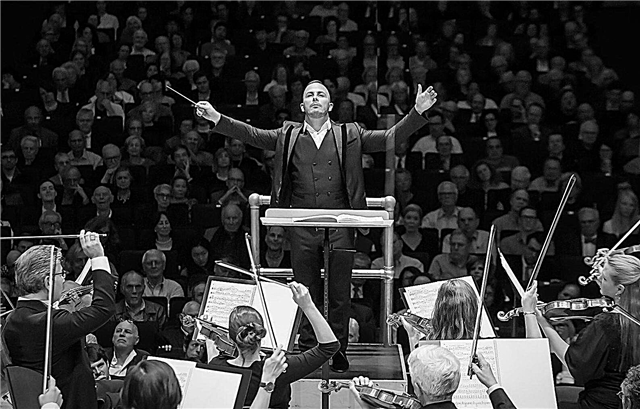 Warum steht der Dirigent mit dem Rücken zur Halle?
